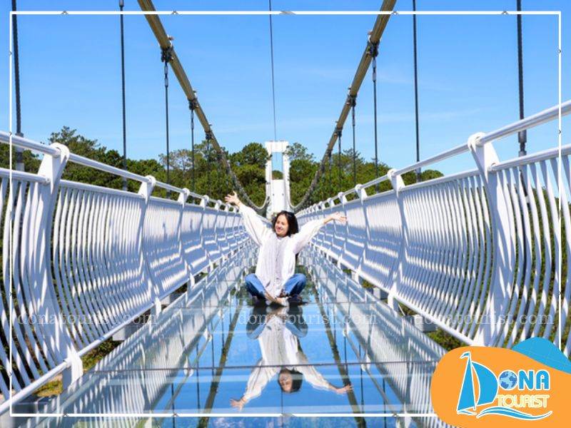 Thử thách cảm giác mạnh trên cầu kính 7D thu-cam-giac-manh-tai-cau-kinh-ngan-thong.jpg (93 KB)