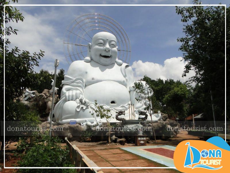 Tượng Phật Di Lặc uy nghi với chiều cao 12,5m, chiều rộng 6,5m và bề ngang lên tới 9m tuong-phat-di-lac-chua-linh-an.jpg (109 KB)