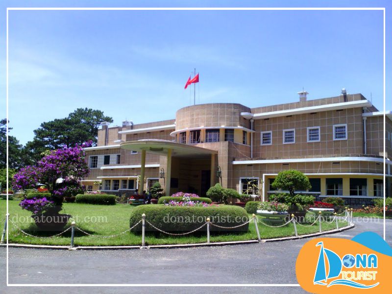Dinh III được xây dựng vào năm 1948, nơi gia đình vua Bảo Đại sinh hoạt và làm việc sau khi trở lại nắm quyền lich-su-dinh-bao-dai-3.jpg (95 KB)