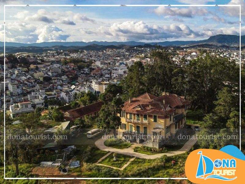 Dinh Tỉnh Trưởng tọa lạc trên khu đồi rộng 4.43 ha thuộc quy hoạch chi tiết trung tâm Hòa Bình gioi-thieu-dinh-tinh-truong-da-lat.jpg (93 KB)