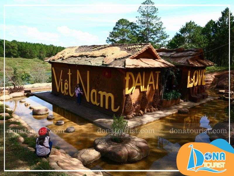 Chiêm ngưỡng hai ngôi nhà đất đỏ Bazan tại đường hầm Đất Sét nha-bazan-duong-ham-dieu-khac.jpg (89 KB)