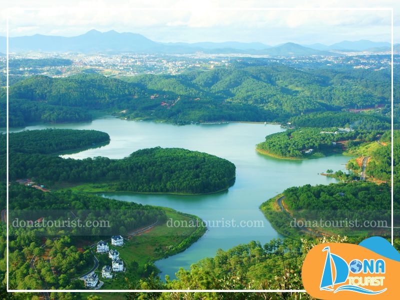 Hồ Tuyền Lâm sở hữu diện tích lên đến 320 ha được bao bọc bởi những cánh rừng thông bạt ngàn gioi-thieu-ho-tuyen-lam.jpg (109 KB)