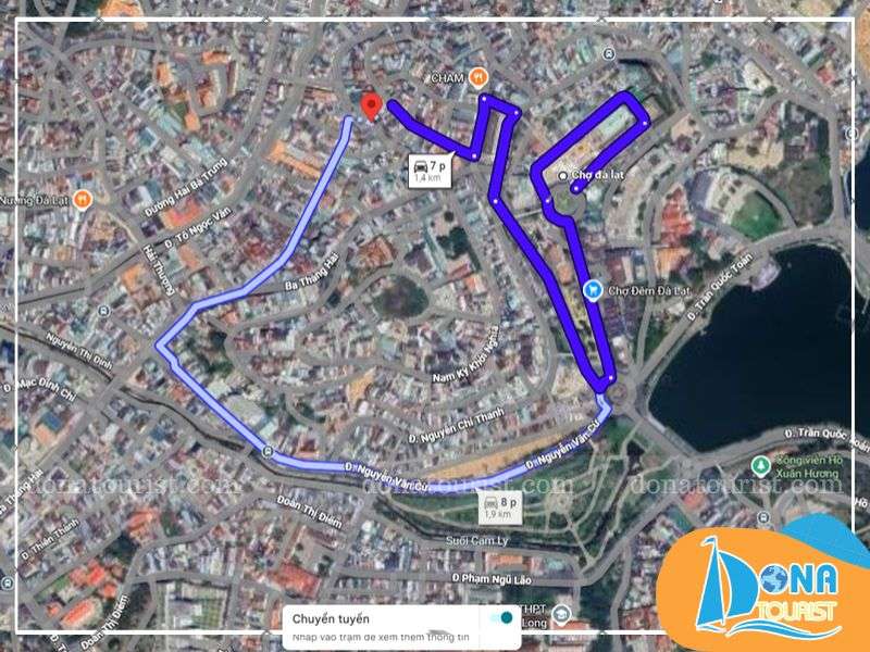 duong-di-pho-bich-hoa-doc-nha-lang.jpg (99 KB)