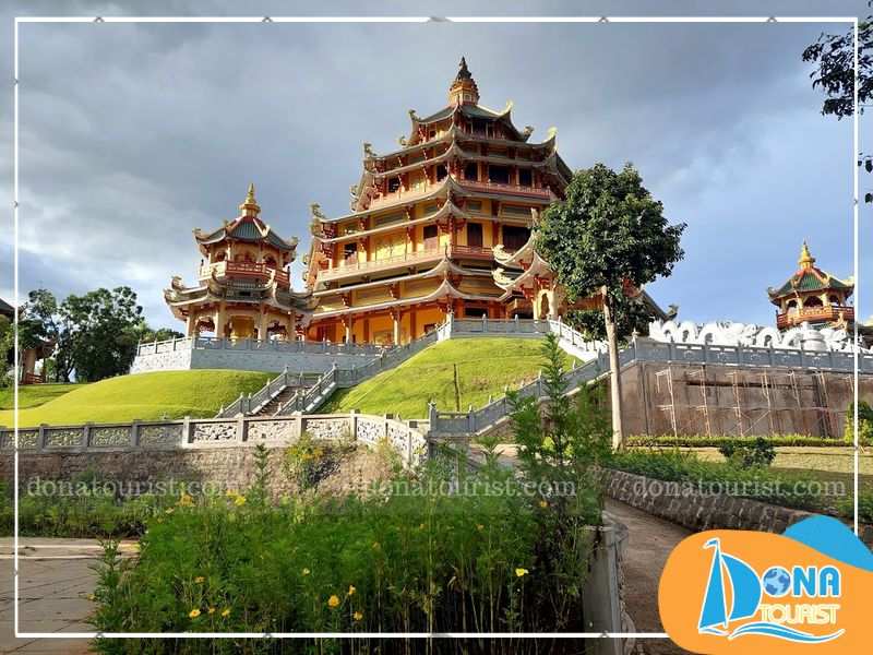 Phương Liên Tịnh Xứ là không gian tâm linh trang nghiêm, du khách cần giữ thái độ tôn kính và ý thức giữ gìn sự yên tĩnh phuong-lien-tinh-xu.jpg (73 KB)