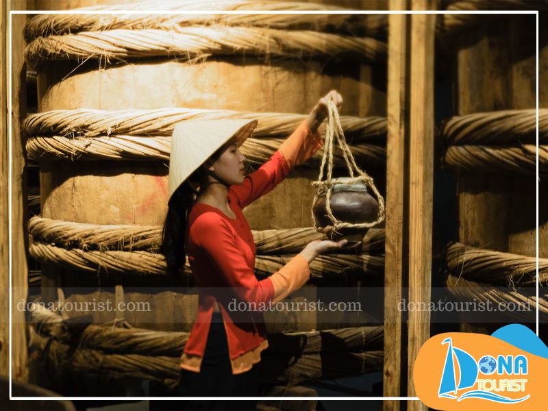 Nếm thử nước mắm nguyên chất được những người thợ lành nghề lấy trực tiếp từ thùng gỗ ủ chượp chín chậm nem-thu-nuoc-mam-tai-bao-tang.jpg (99 KB)