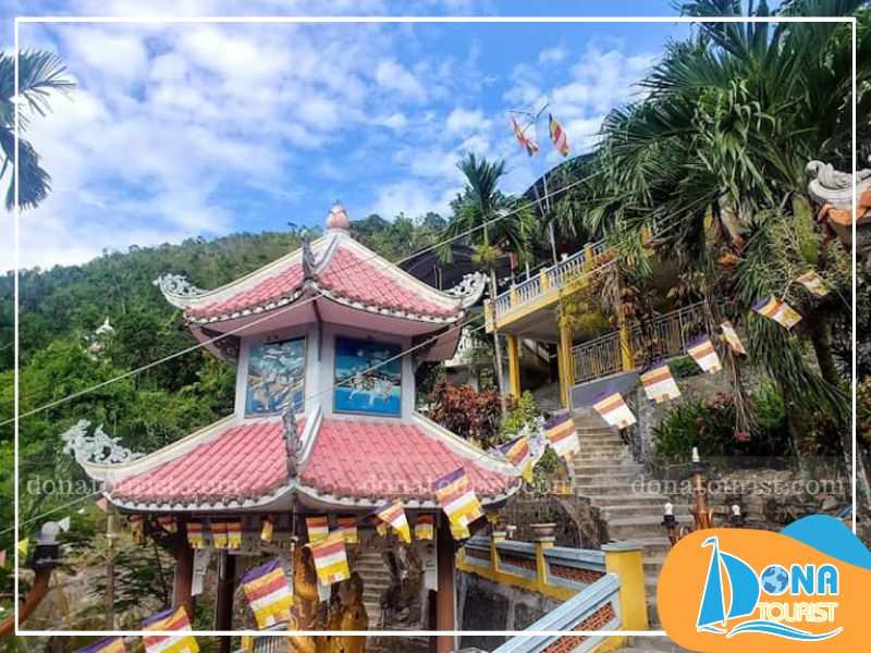 Vào mùa mưa lớn, dòng suối Đổ có thể chảy xiết và nguy hiểm không nên tắm vào thời điểm này luu-y-tham-quan-chua-suoi-do.jpg (79 KB)