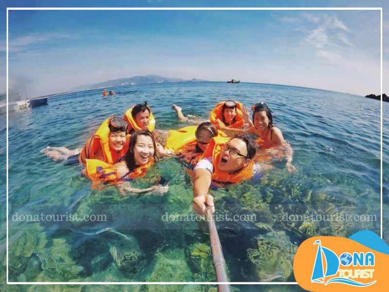 Khi khám phá thế giới kỳ diệu dưới đáy đại dương, hãy nâng niu và bảo vệ những rặng san hô mỏng manh. luu-y-khi-den-vinh-san-ho.jpg (103 KB)
