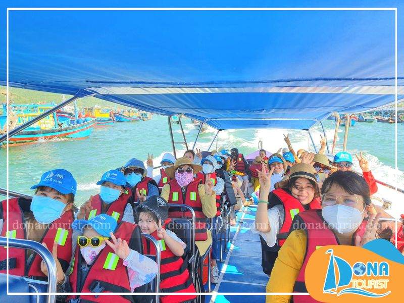 Thời điểm thích hợp đi vịnh San Hô từ tháng 6 đến tháng 8, ánh nắng rực rỡ, làn nước dịu êm thoi-diem-di-vinh-san-ho.jpg (94 KB)