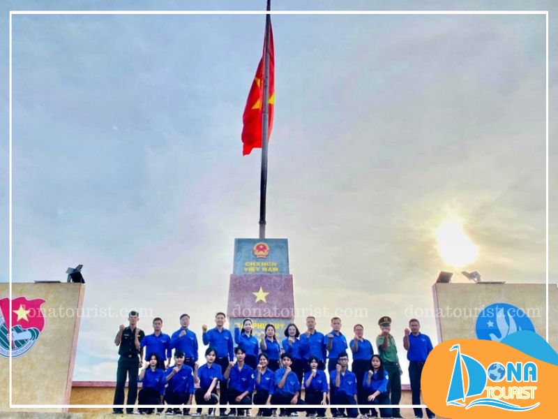 Check in cột cờ Phú Quý và ngắm nhìn cảnh sắc biển trời bao la check-in-cot-co-phu-quy.jpg (67 KB)