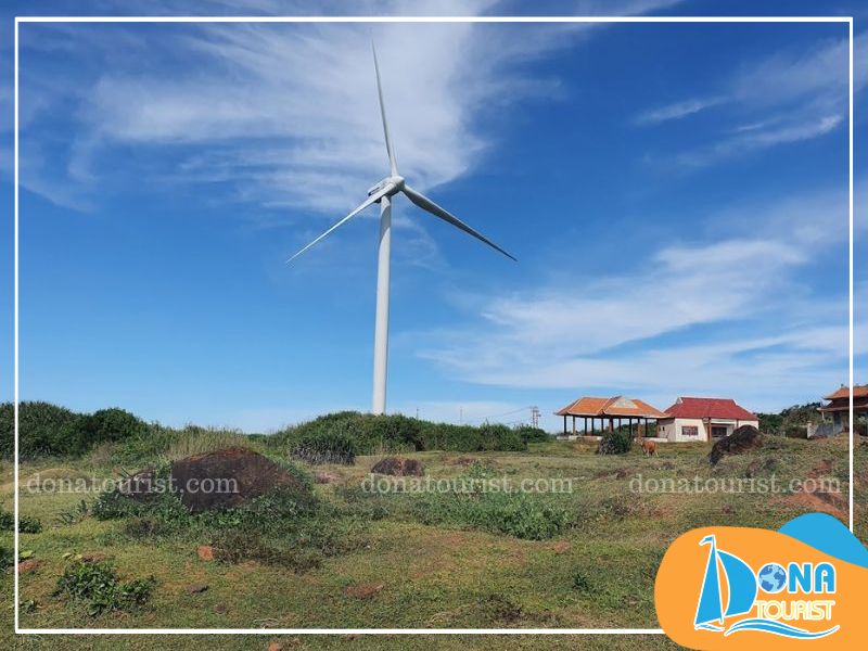 Phong điện Phú Quý gồm ba tuabin gió sừng sững, mỗi trụ cao 60m với cánh quạt dài 37m phong-dien-phu-quy-o-dau.jpg (89 KB)