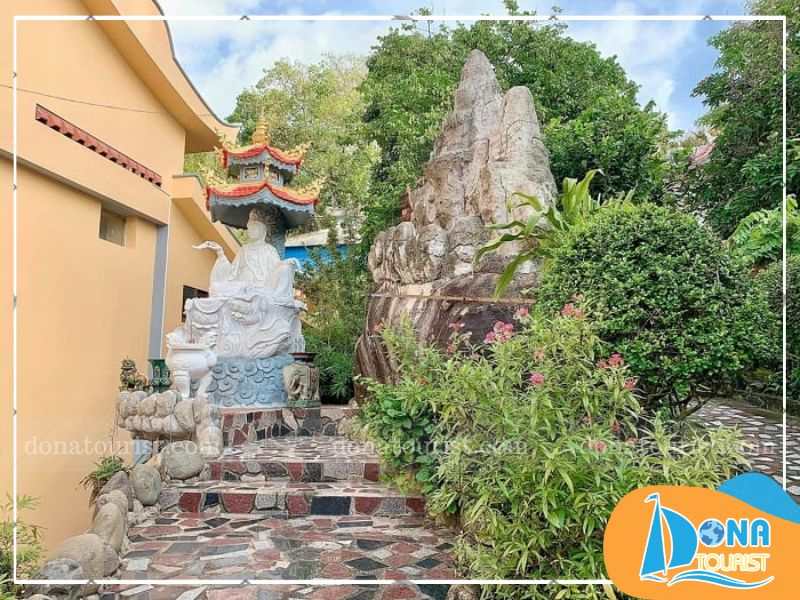 khong-gian-tinh-lang-chua-sung-hung.jpg (86 KB)