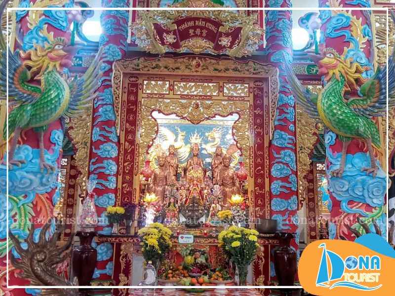 Các hiện vật và biểu tượng tâm linh tại Dinh Bà Phú Quốc cac-hien-vat-dinh-ba-phu-quoc.jpg (88 KB)