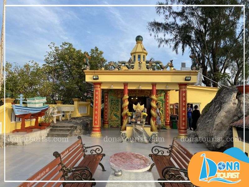 Dinh cậu được xây dựng theo phong cách mang đậm âm hưởng những ngôi đình cổ kính ở miền Bắc kien-truc-dinh-cau-phu-quoc.jpg (101 KB)