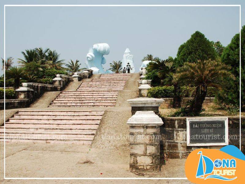 Viếng thăm đài tưởng niệm tưởng nhớ, tri ân hơn 500 chiến sĩ dai-tuong-niem-nha-tu-phu-quoc.jpg (102 KB)