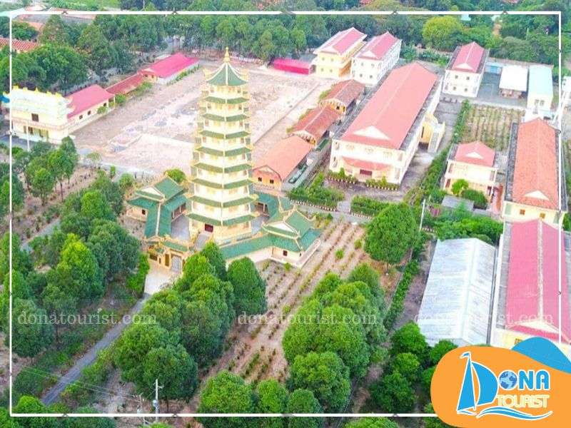 Hòa mình vào không gian thanh tịnh tại những hàng cây xanh mát, hồ sen yên bình khung-canh-chua-dai-tong-lam.jpg (94 KB)