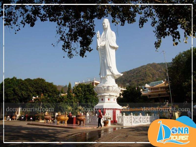 Chùa Quan Âm Bồ Tát được xây dựng bằng gạch với mái chồng diêm truyền thống chiem-bai-chua-quan-am-bo-tat-vung-tau.jpg (90 KB)