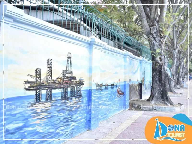 Con đường bích họa Vũng Tàu từ những bức tường cũ kỹ, phủ rêu phong được luu-y-khi-den-con-duong-bich-hoa-vung-tau.jpg (114 KB)