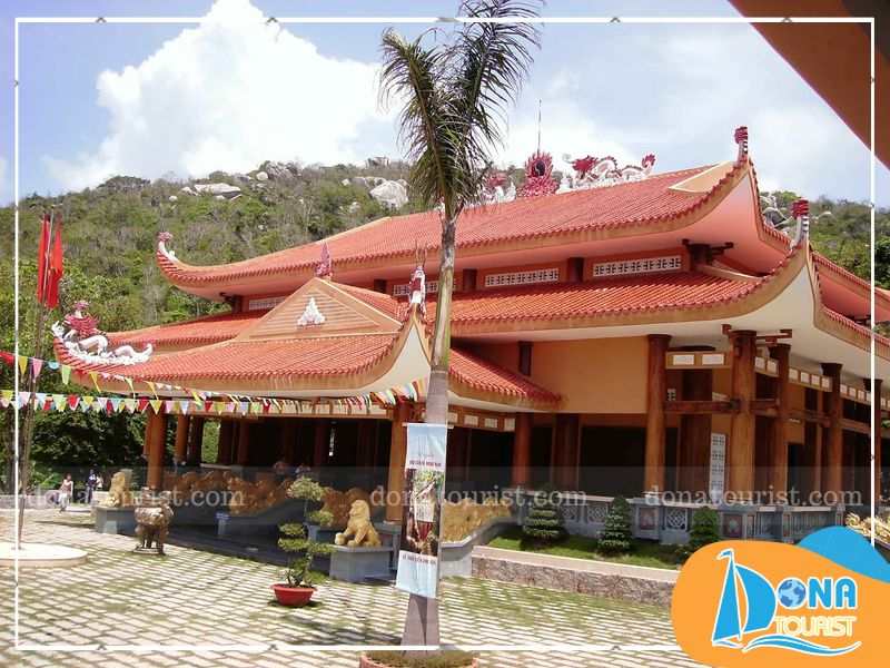Đình Thần Thắng Tam sở hữu kiến trúc cổ kính với những đồ lễ được chạm khắc tinh xảo, sơn thếp vàng rực rỡ kien-truc-dinh-than-tam-thang.jpg (72 KB)