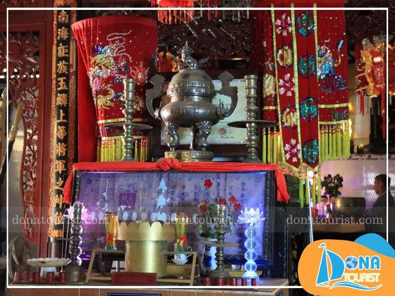 Kiến trúc lăng Cá Ông Vũng Tàu được kiến tạo theo phong cách giản đơn, thể hiện đúng tính cách mộc mạc của người dân địa phương kien-truc-lang-ca-ong.jpg (101 KB)