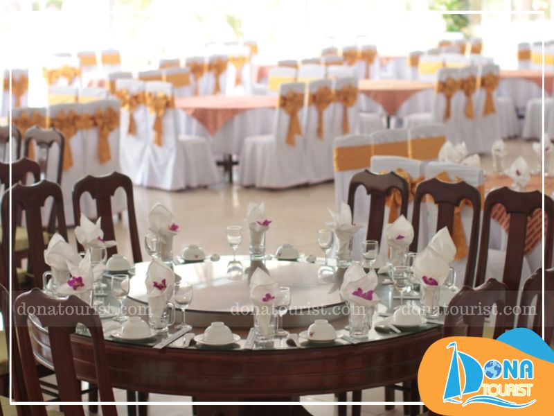 Khu nhà hàng cao cấp phục vụ du khách như nhà hàng Cá Ông, nhà hàng Marina và hòn ngọc Đông Hải nha-hang-paradise-vung-tau.jpg (76 KB)