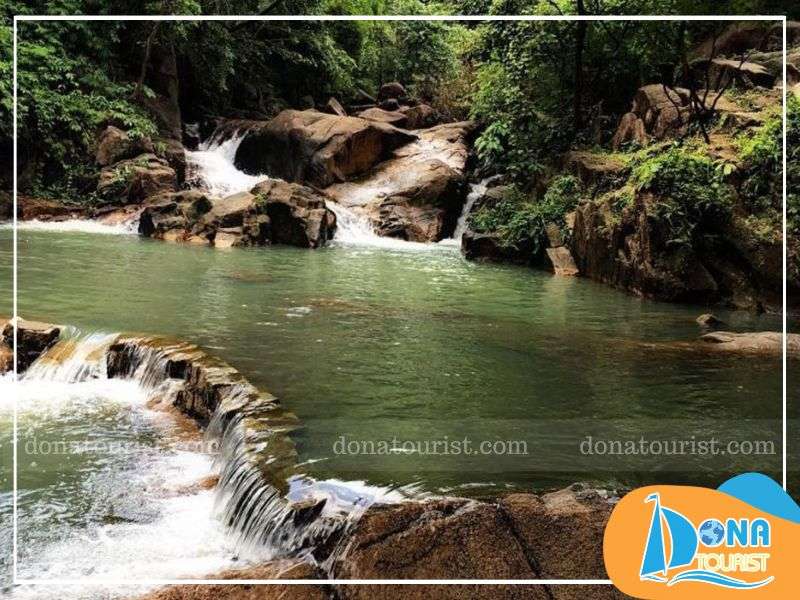 Suối Đá Vũng Tàu tọa lạc tại vị trí đắc địa ở phía hạ nguồn núi Dinh, nơi dòng suối từ đỉnh núi cao gần 500m đổ xuống suoi-da-vung-tau-o-dau.jpg (97 KB)