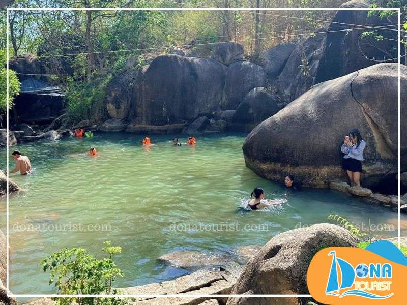 Vẫy vùng trong làn nước mát lành tại suối Đá tam-mat-suoi-da-vung-tau.jpg (95 KB)