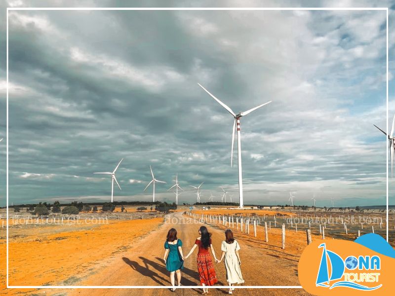 Cánh đồng quạt gió với những chiếc tuabin cánh quạt khổng lồ xoay ra hướng biển Cánh đồng quạt gió với những chiếc tuabin cánh quạt khổng lồ xoay ra hướng biển