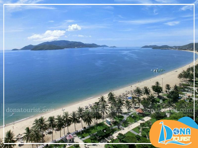 Nha Trang sở hữu đường bờ biển dài hơn 10km, trải dài ôm trọn vịnh Nha Trang