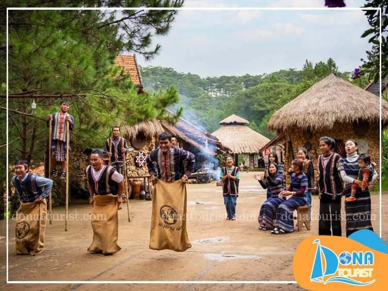 Tham gia trò chơi dân gian của người K'Ho Tham gia trò chơi dân gian của người K'Ho
