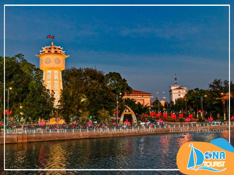 Tháp nước Phan Thiết ngự trị giữa công viên bên dòng sông Cà Ty, sừng sững như vị thần Tháp nước Phan Thiết ngự trị giữa công viên bên dòng sông Cà Ty, sừng sững như vị thần