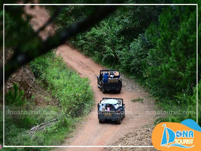 Trải nghiệm tour xe jeep địa hình khám phá những con đường mòn ngoằn ngoèo